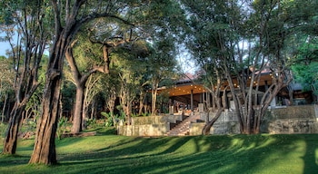 Deer Park Hotel,In The Historical District,5 star