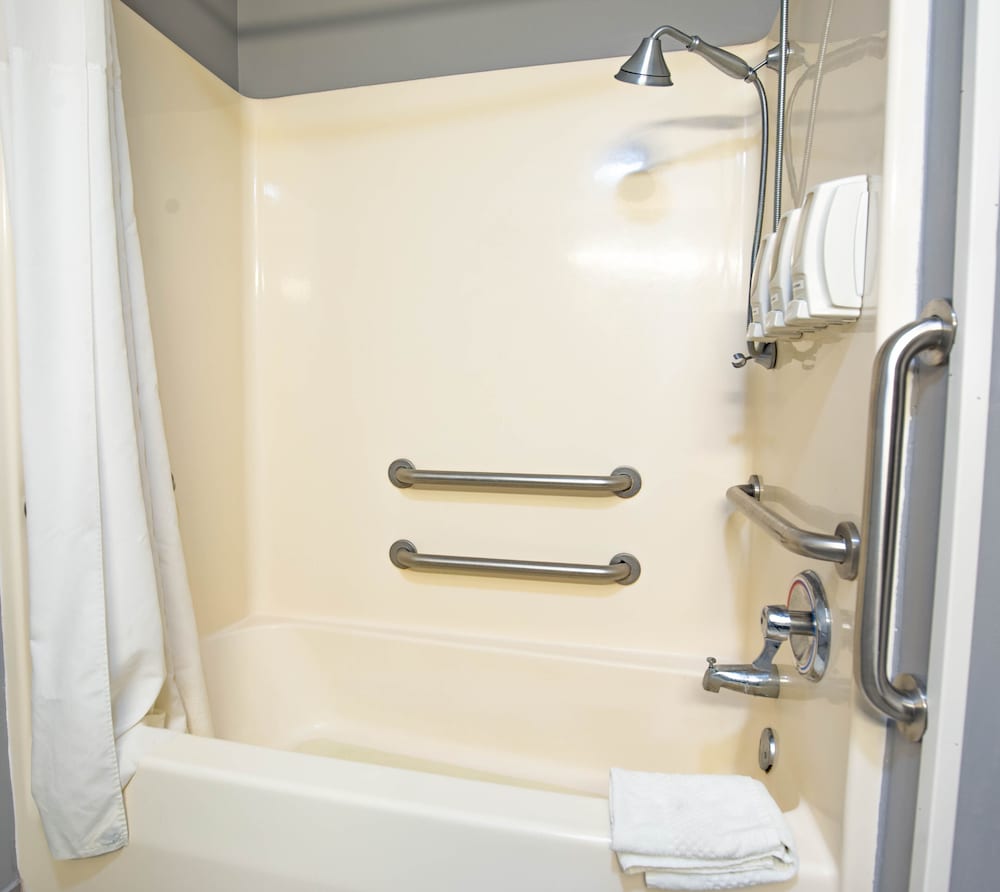 quality inn and suites woodstock near lake geneva
