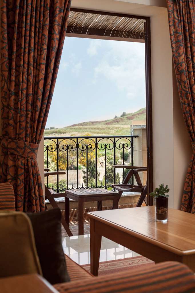 kempinski hotel san lawrenz