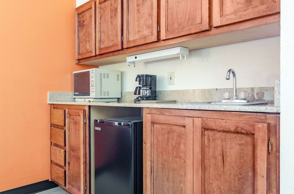 econo lodge inn and suites