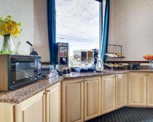 econo lodge inn and suites