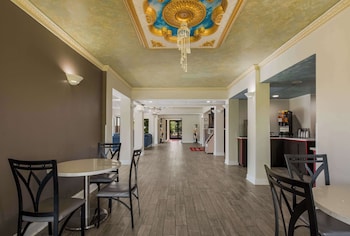 econo lodge inn and suites