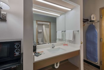 econo lodge inn and suites