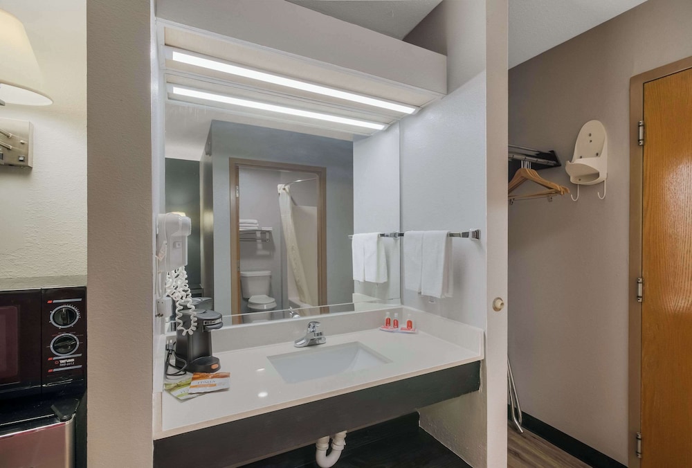 econo lodge inn and suites