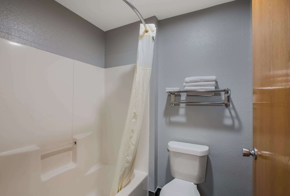 econo lodge inn and suites