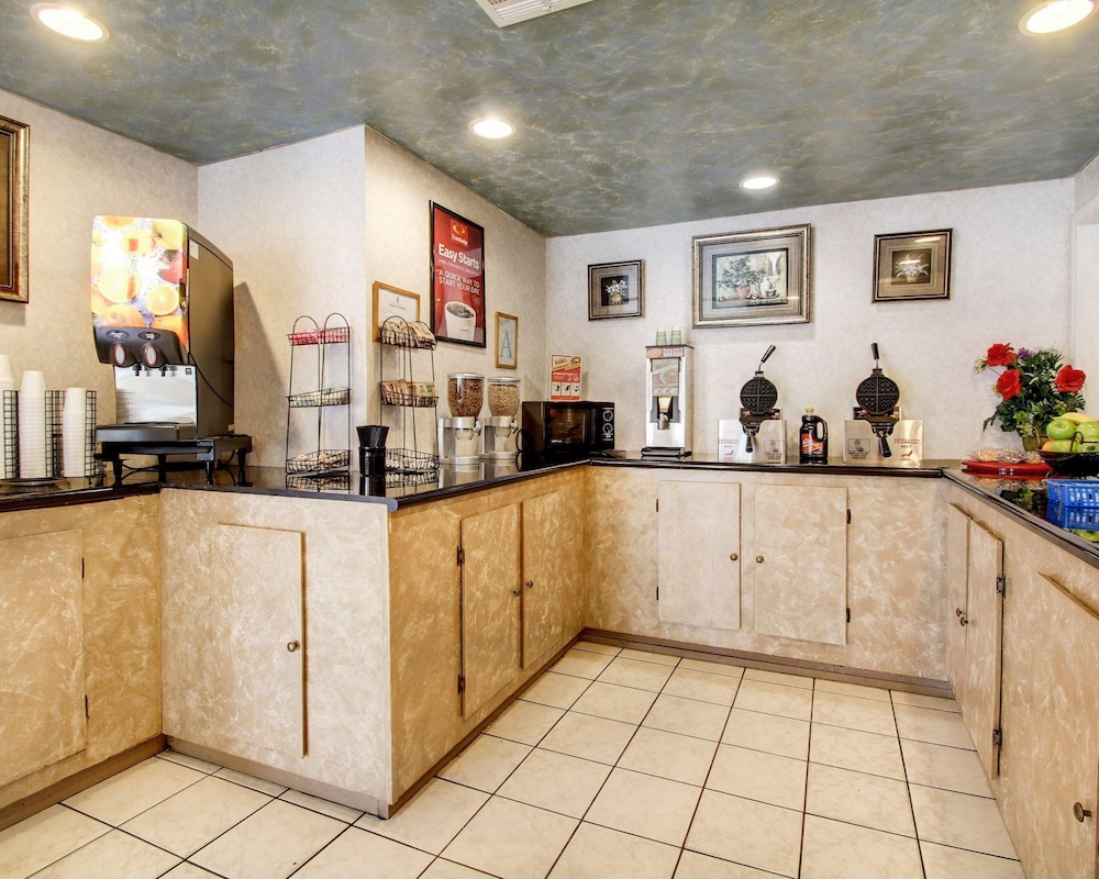 econo lodge inn and suites