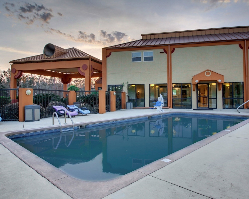 econo lodge inn and suites