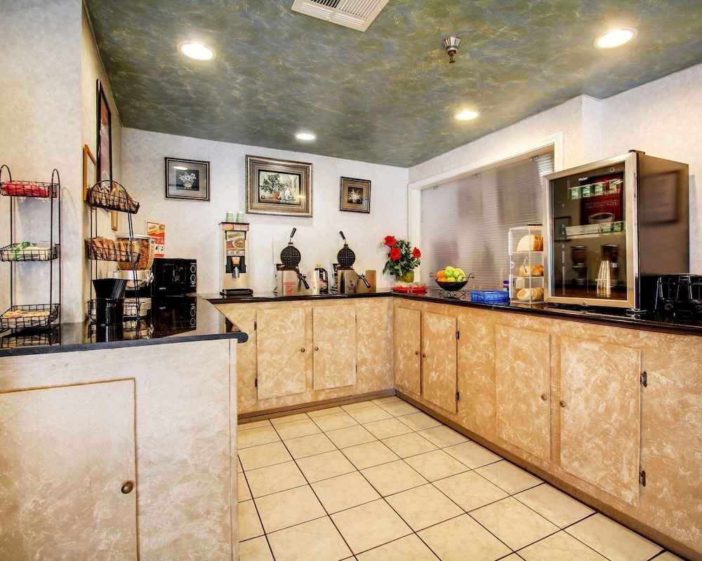 econo lodge inn and suites
