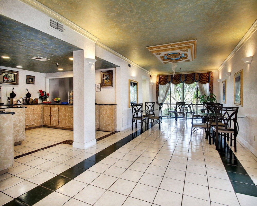 econo lodge inn and suites