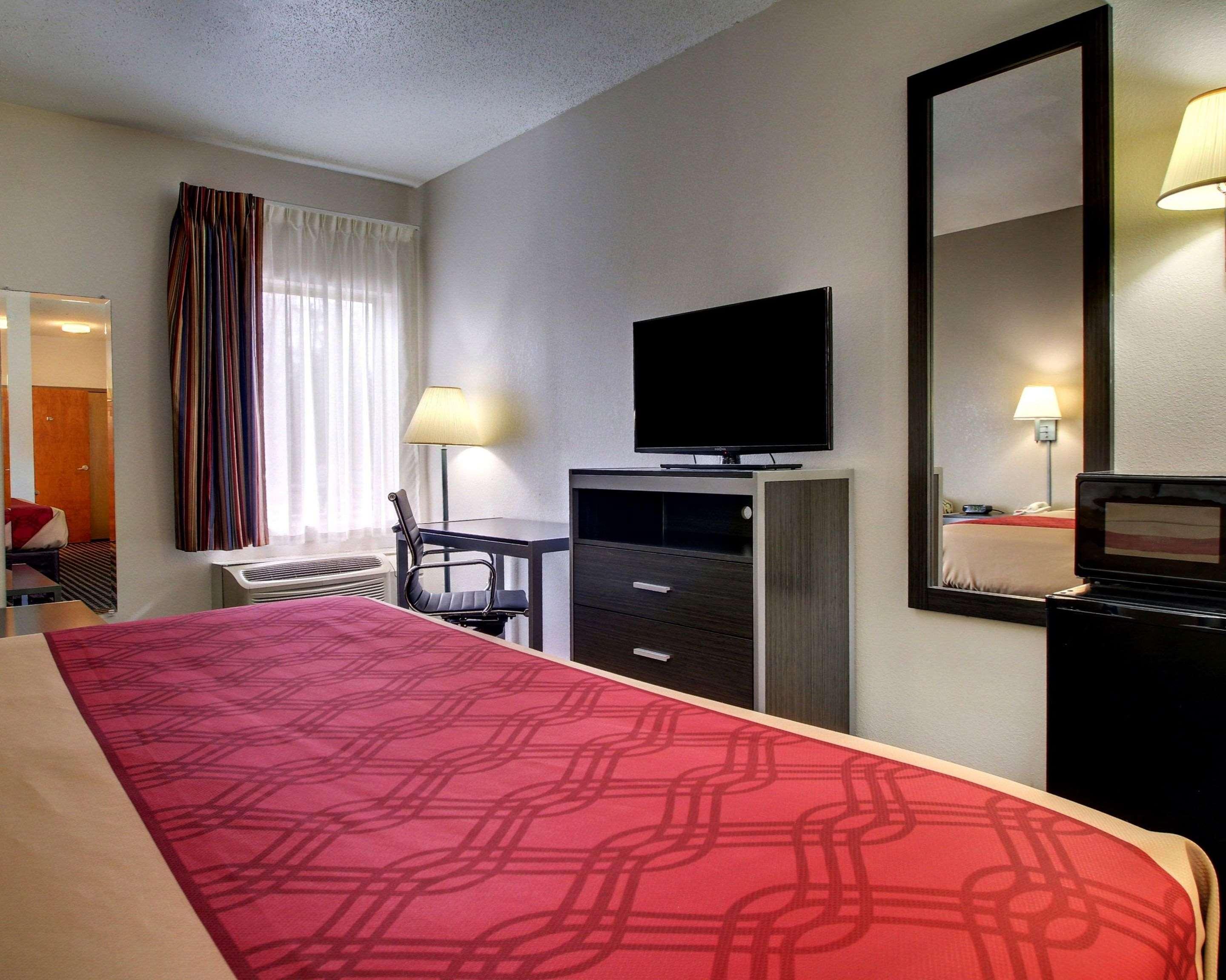 econo lodge inn and suites