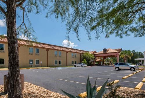 econo lodge inn and suites