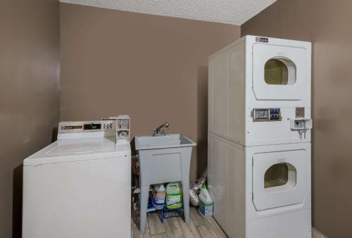 econo lodge inn and suites