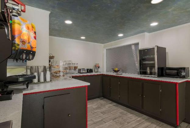 econo lodge inn and suites