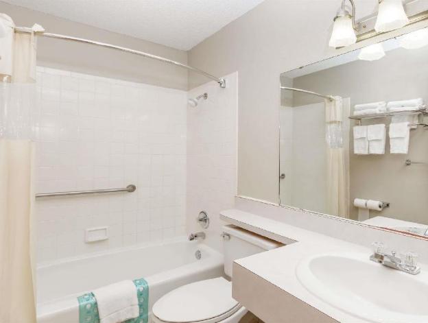 days inn and suites by wyndham des moines airport