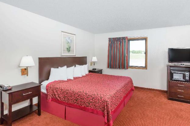 days inn and suites by wyndham des moines airport