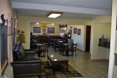 days inn and suites by wyndham des moines airport