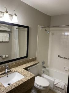 days inn and suites by wyndham des moines airport