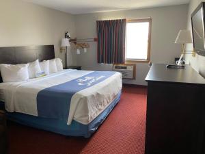 days inn and suites by wyndham des moines airport