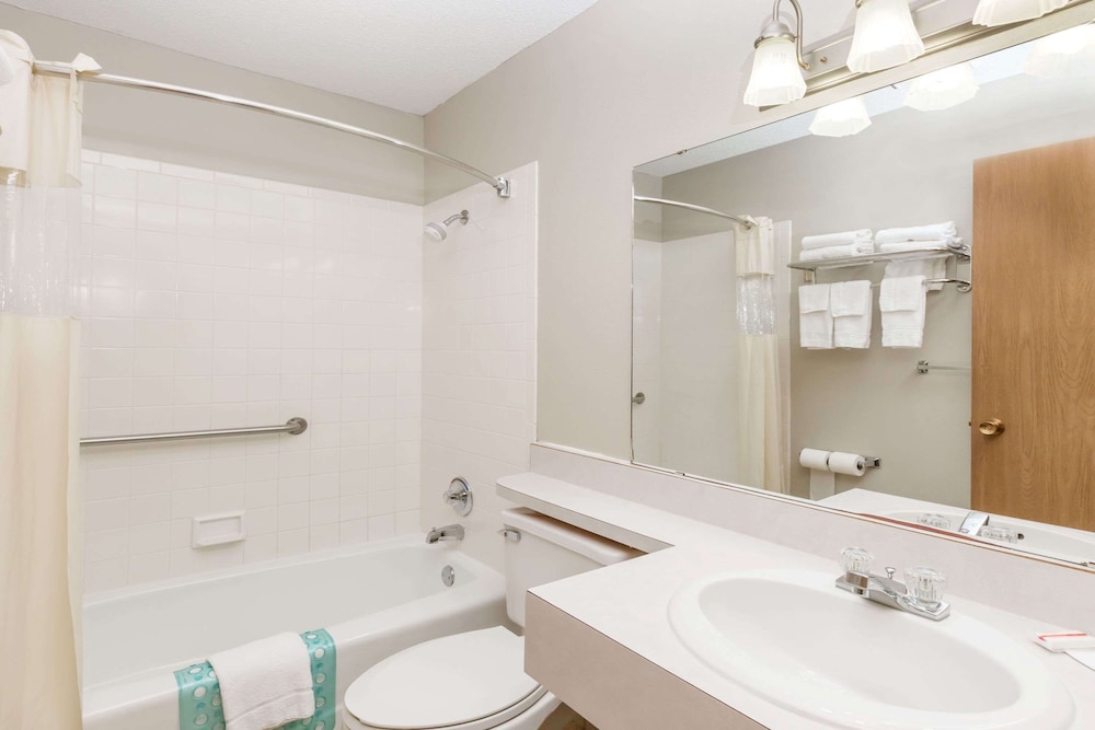days inn and suites by wyndham des moines airport