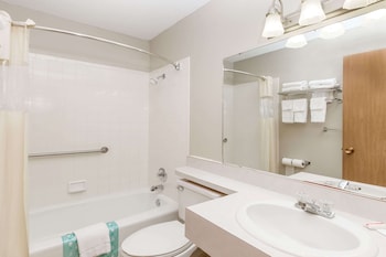 days inn and suites by wyndham des moines airport