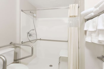 days inn and suites by wyndham des moines airport