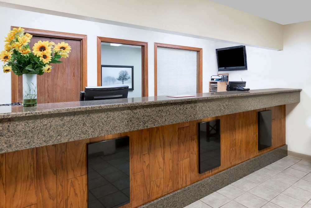 days inn and suites by wyndham des moines airport