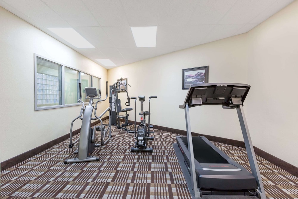 days inn and suites by wyndham des moines airport