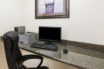 days inn and suites by wyndham des moines airport