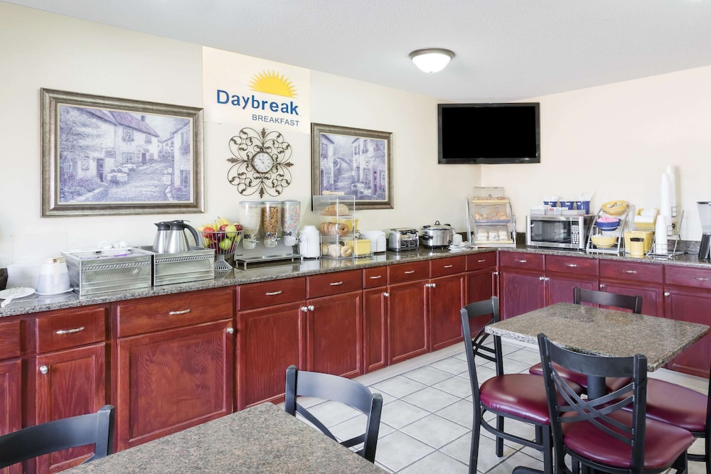 days inn and suites by wyndham des moines airport