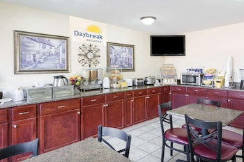 days inn and suites by wyndham des moines airport