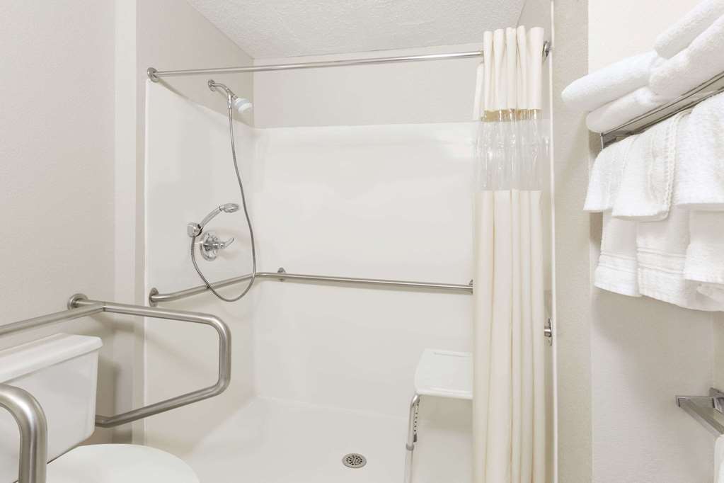 days inn and suites by wyndham des moines airport