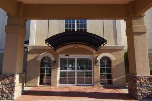 comfort suites near university