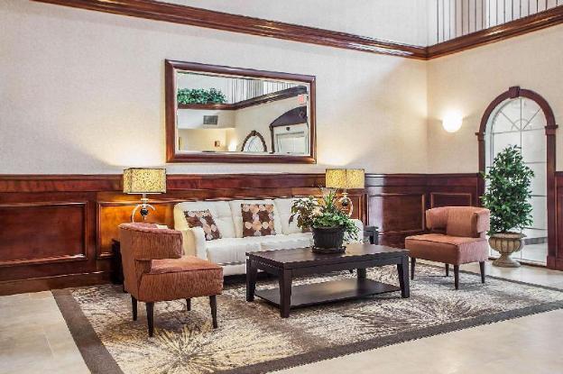 comfort suites near university