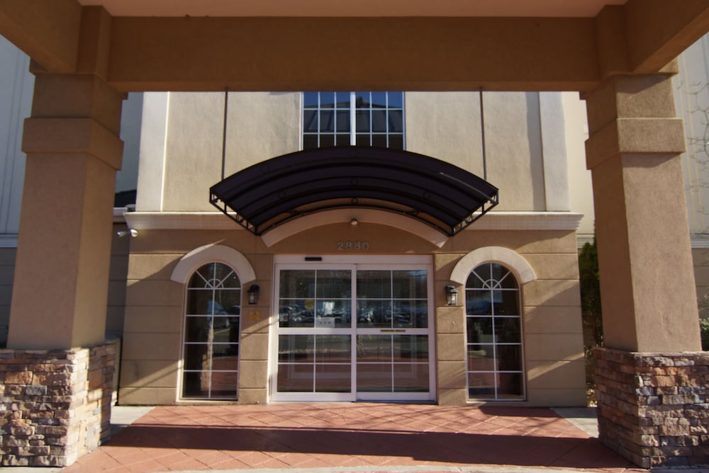 comfort suites near university