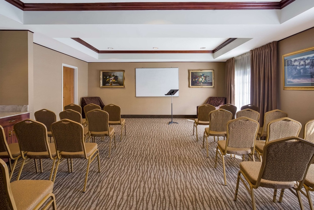 comfort suites near university