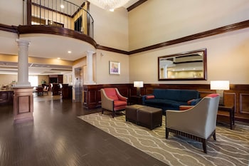 comfort suites near university