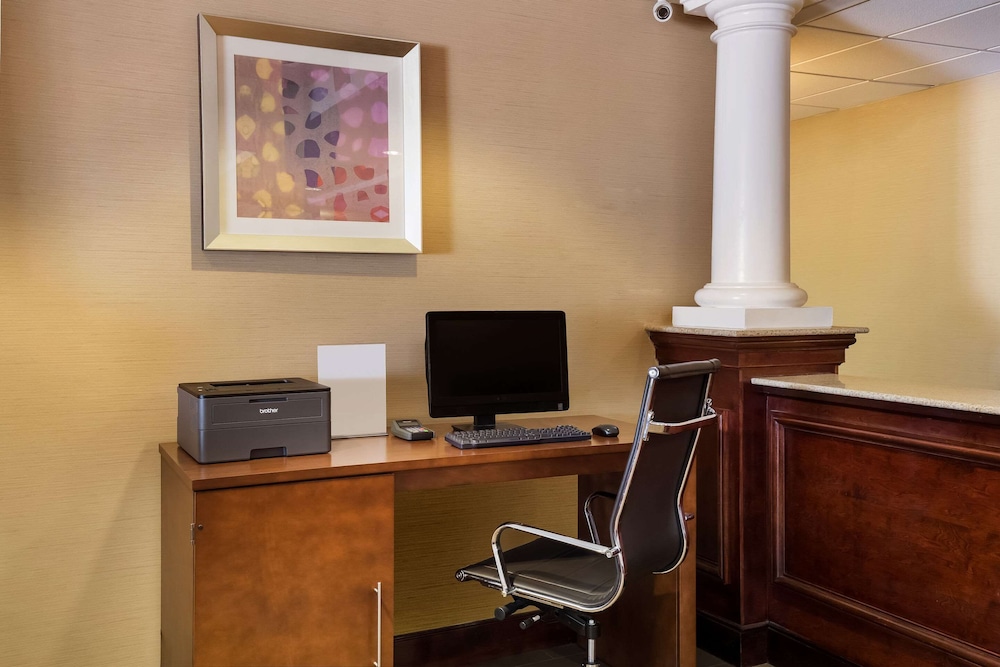 comfort suites near university