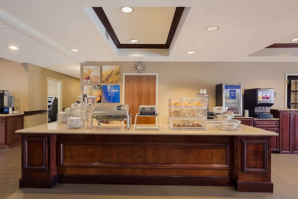 comfort suites near university