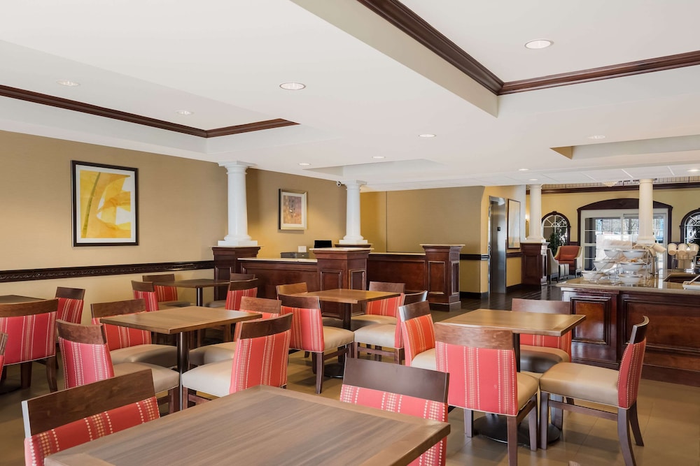 comfort suites near university