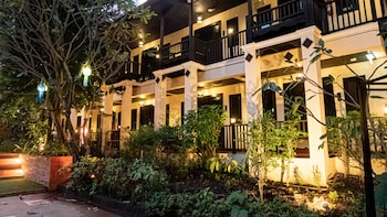 b2 suthep night market premier resort