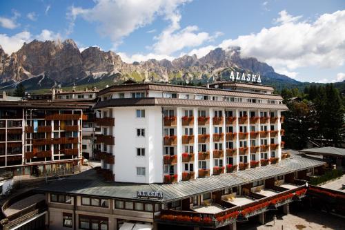 hotel alaska cortina