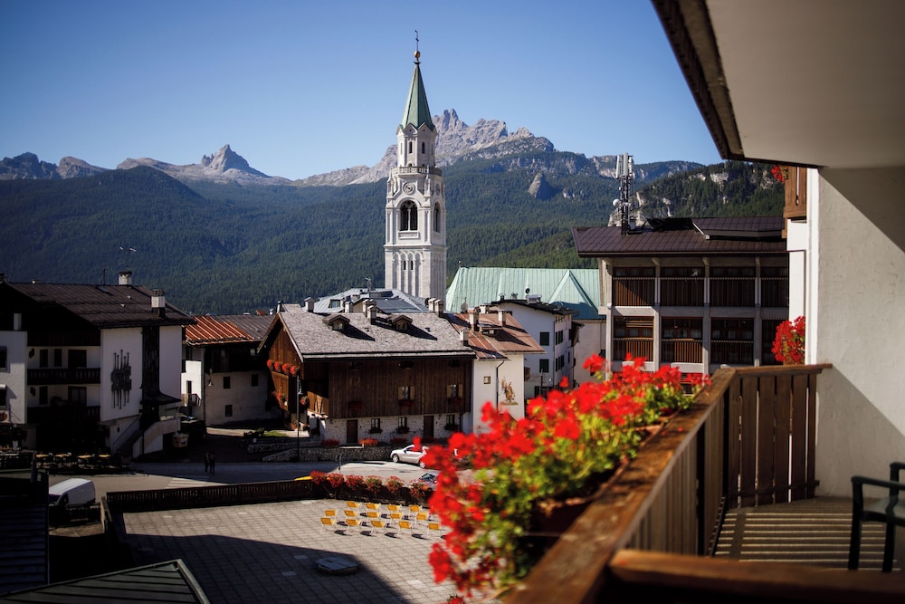 hotel alaska cortina