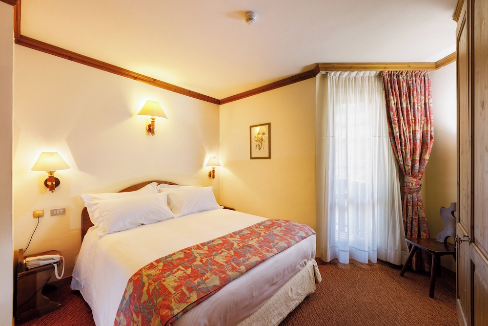 hotel alaska cortina