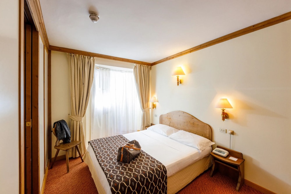 hotel alaska cortina