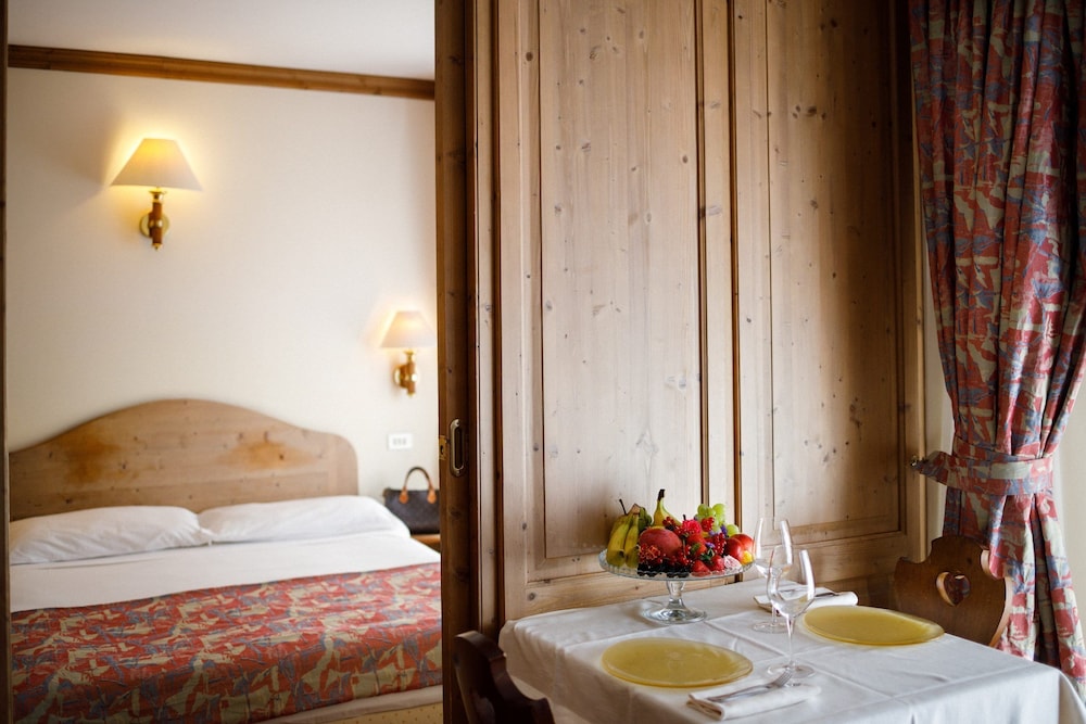 hotel alaska cortina