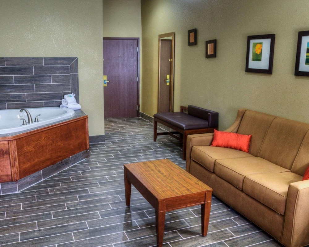 comfort suites plymouth near us 30