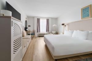 beal house fort walton beach tapestry collection by hilton