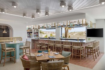 beal house fort walton beach tapestry collection by hilton