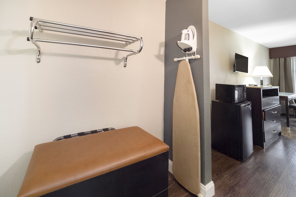 econo lodge inn and suites ft jackson