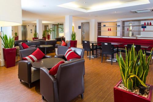 holiday inn express northampton south by ihg